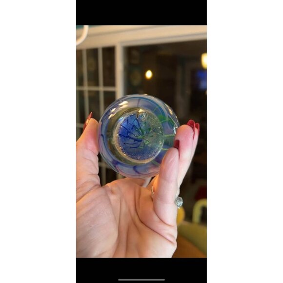 Hand-Blown Glass Jellyfish Paperweight – Blue & Green Ocean Art Decor – 4.5” Tal - Picture 4 of 8